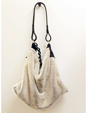 Bolso blanco de pelo suave...