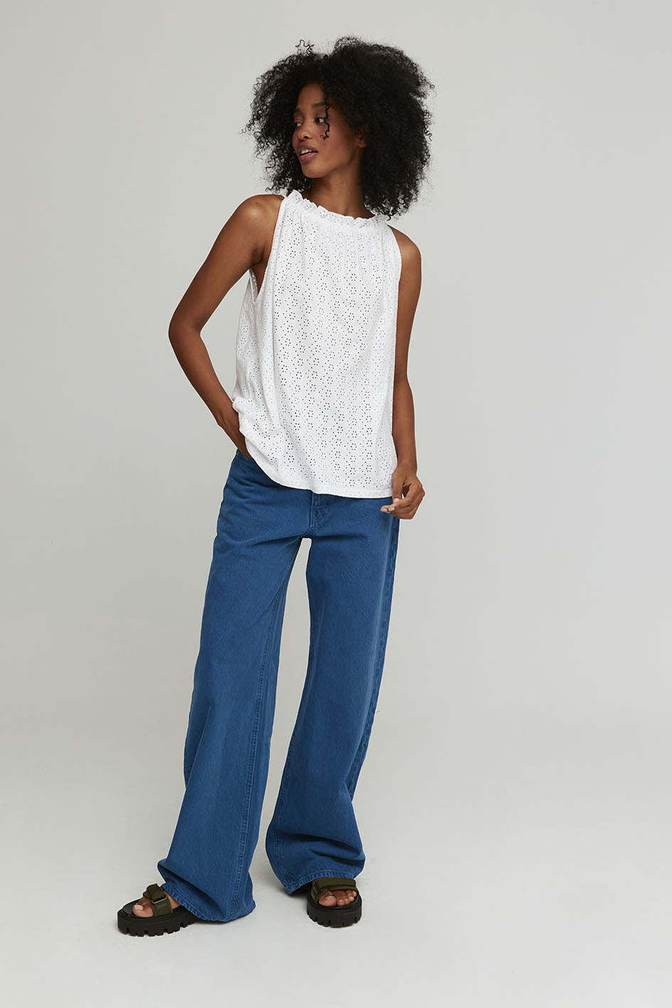 blusa blanca perforada mujer